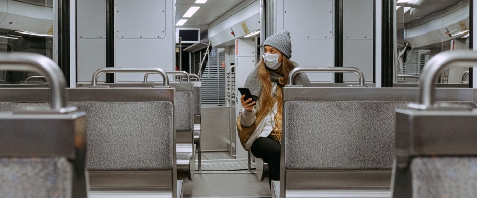 woman-wearing-mask-on-train-3962264_gotowy